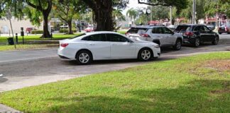 Elderly Resident Asks Drivers not to Block Sidewalk